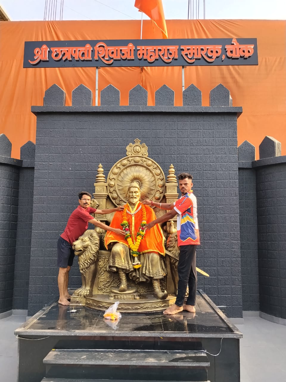 छत्रपती शिवाजी महाराज स्मारक उभारणे